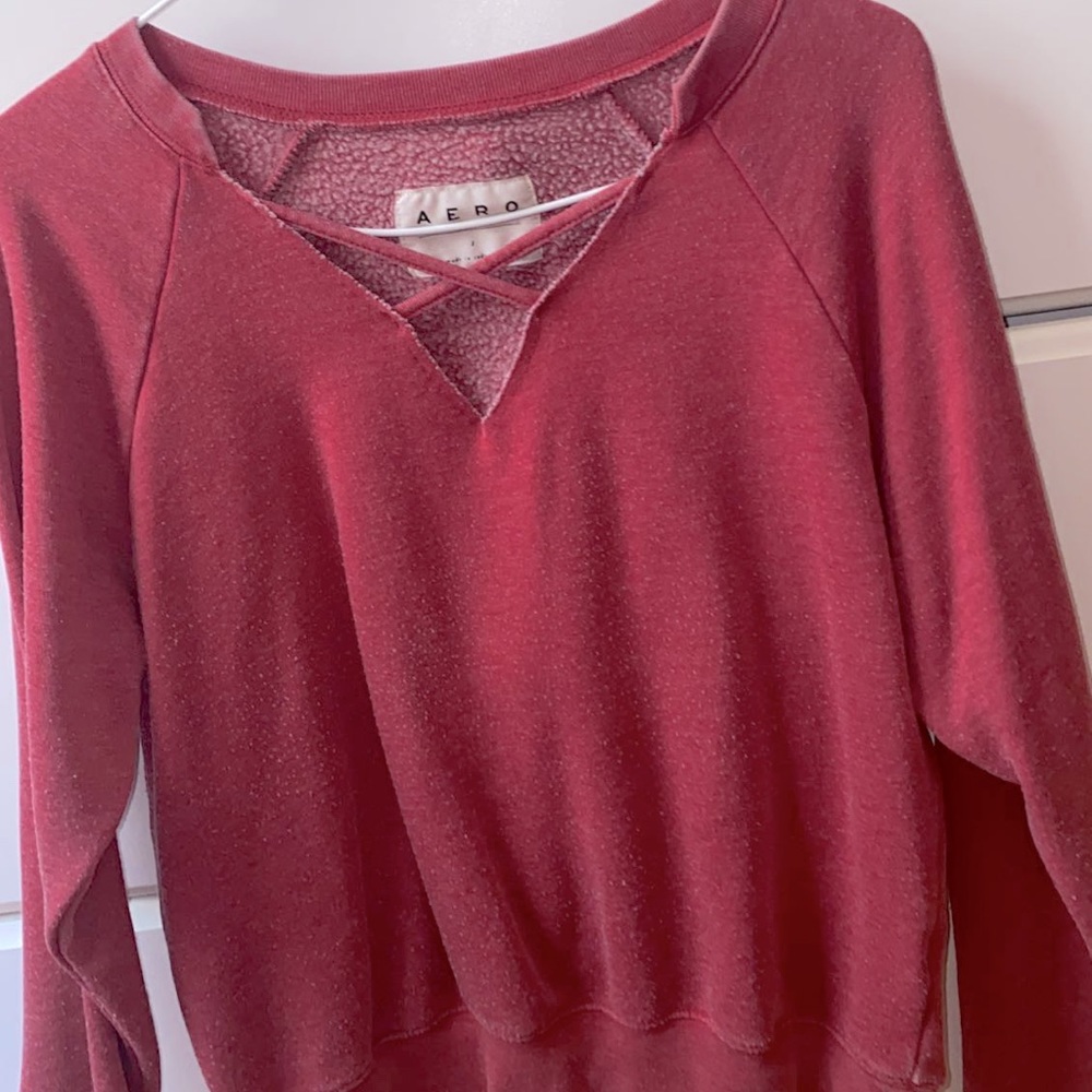 Super cute fitted cropped long sleeve crew neck!